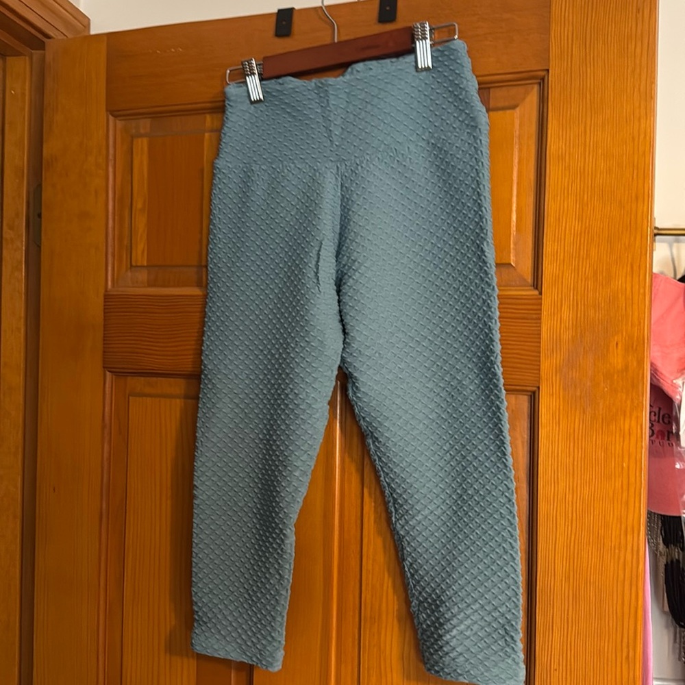 Women’s booty by Brabants workout cropped leggings.